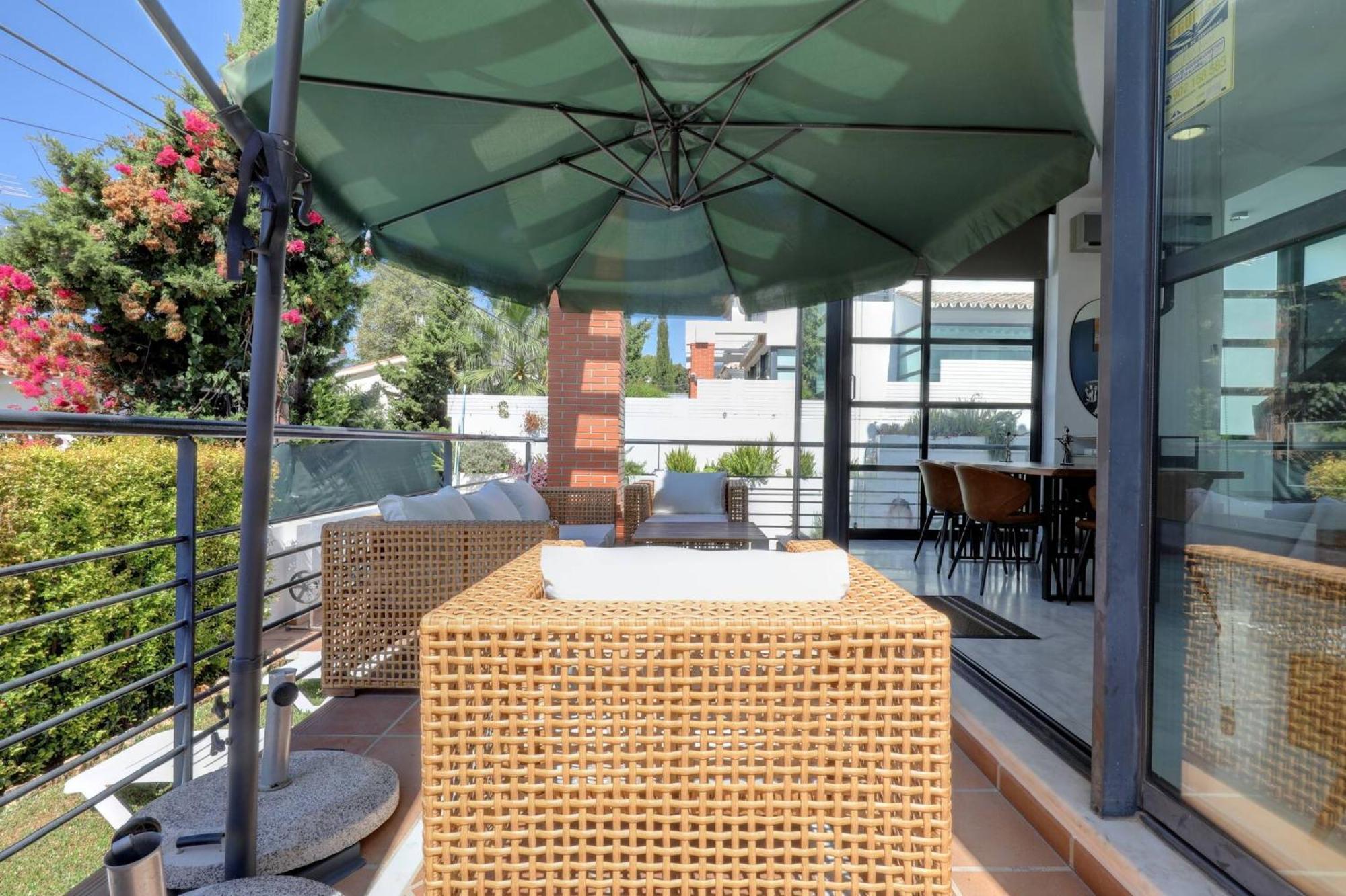 011 Bright And Spacious With Private Pool