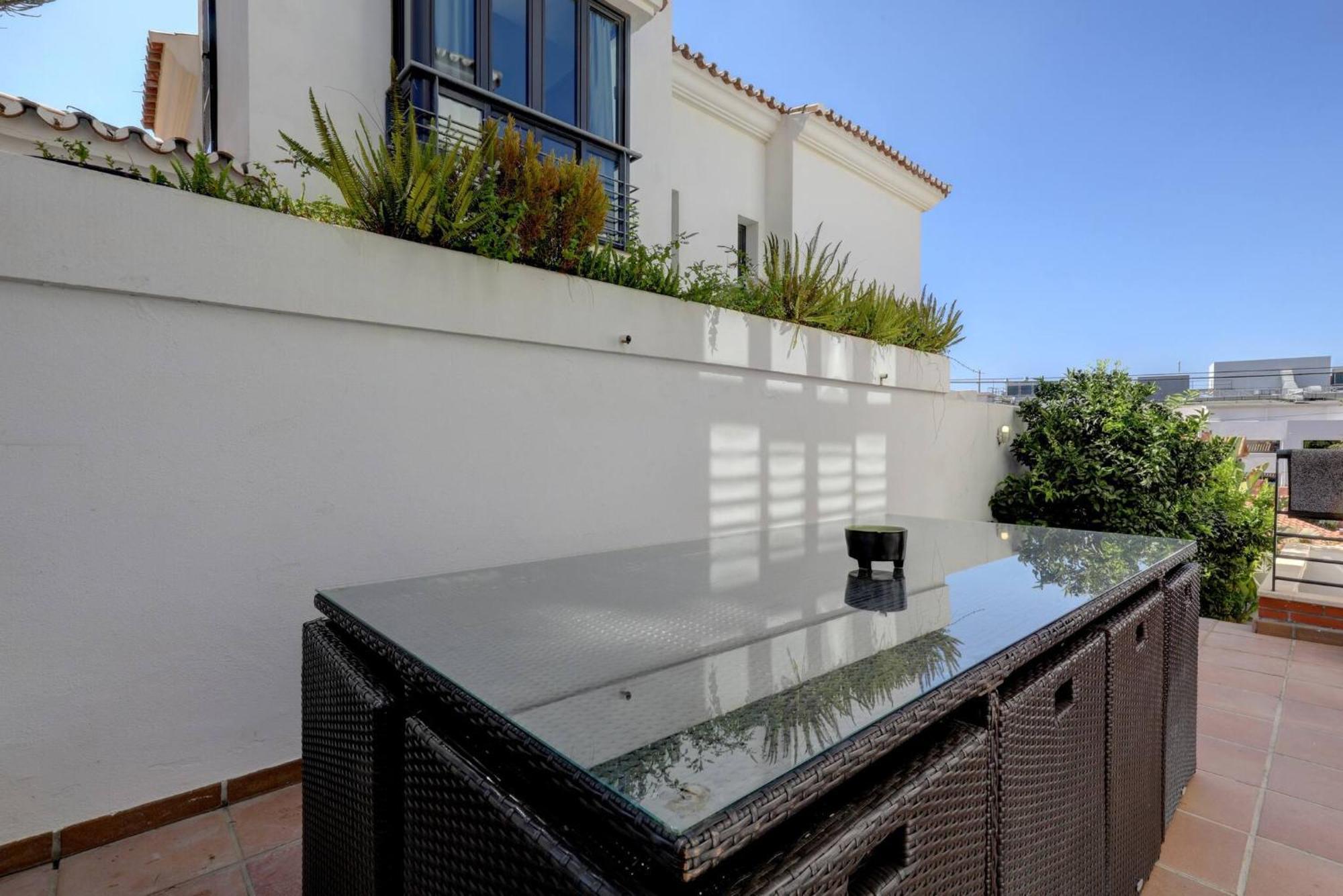 011 Bright And Spacious With Private Pool