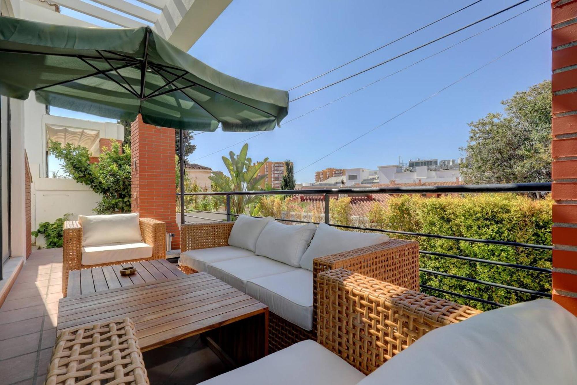 011 Bright And Spacious With Private Pool